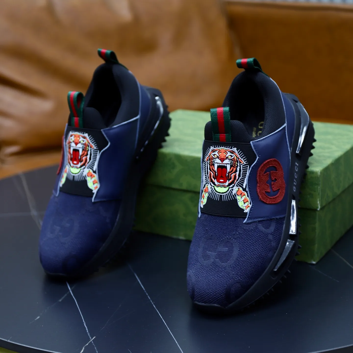 Ex-factory price: 462💰🙅‍♂️🙅‍♂️🙅‍♂️ Brand: GUCCI Standard code: 38-44 (45 customized) Grade: Same as the official website Material: Original cowhide material spliced with brand cloth Comfortable and breathable lining Lightweight and wear-resistant sports outsole Style category: Men's fashionable casual shoes Running sports shoes Distinguished luxury brand elements Top luxury color: actual picture color